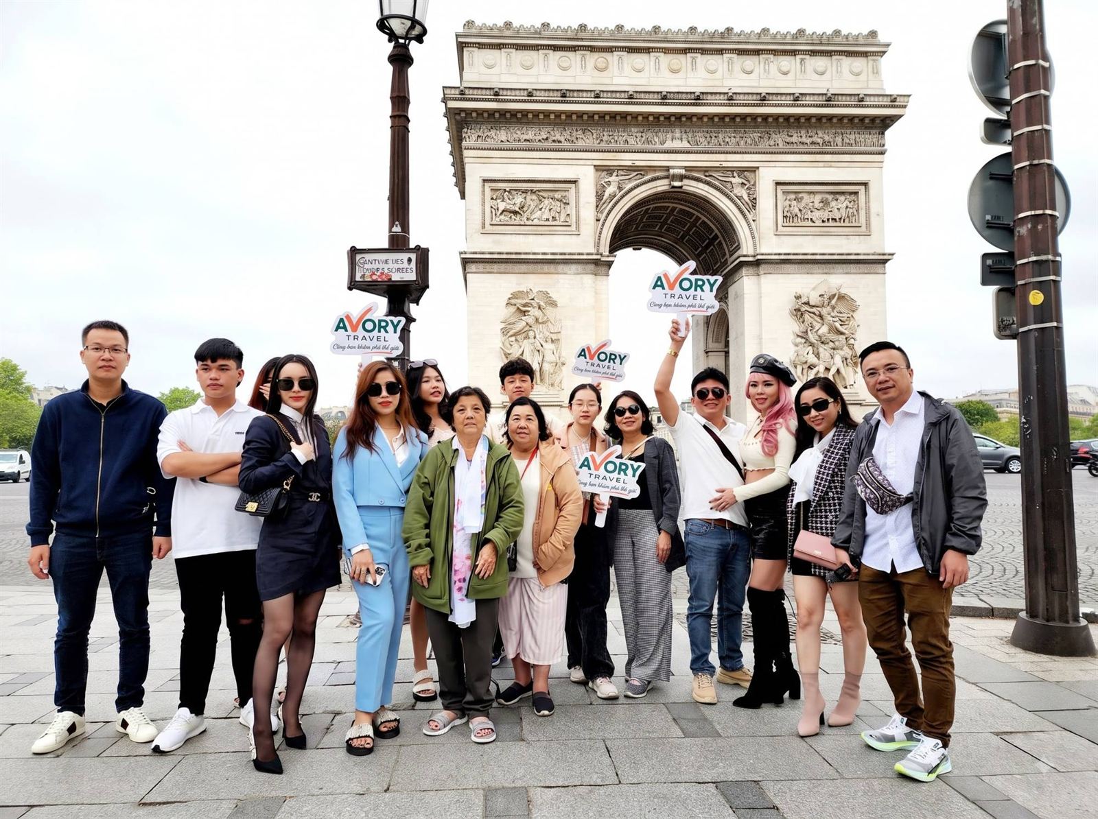 Đoàn khách AVORY trước Khải Hoàn Môn, Paris (Pháp)